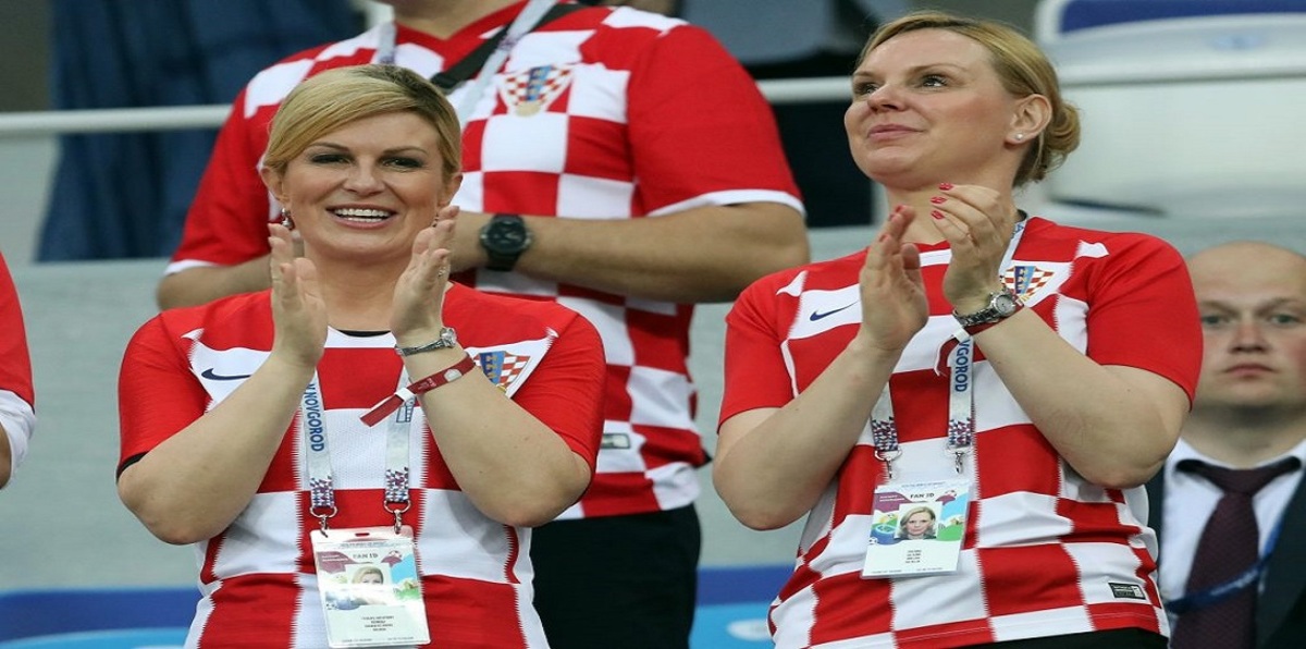 رئيسة كرواتيا تحتفل بتأهل منتخب بلادها إلى دور الـ8 في كأس العالم (صور)
