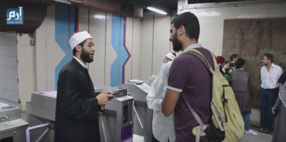 أكشاك الفتاوى الدينية للمسلمين والأقباط.. تجربة مصرية جديدة في مترو الأنفاق (فيديو)