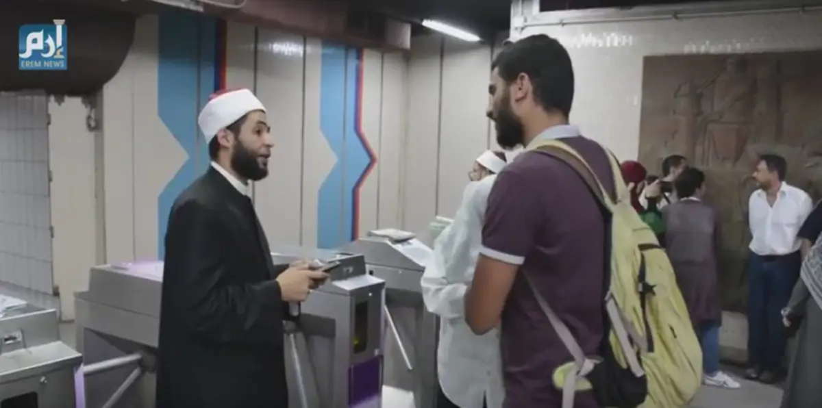 أكشاك الفتاوى الدينية للمسلمين والأقباط.. تجربة مصرية جديدة في مترو الأنفاق (فيديو)