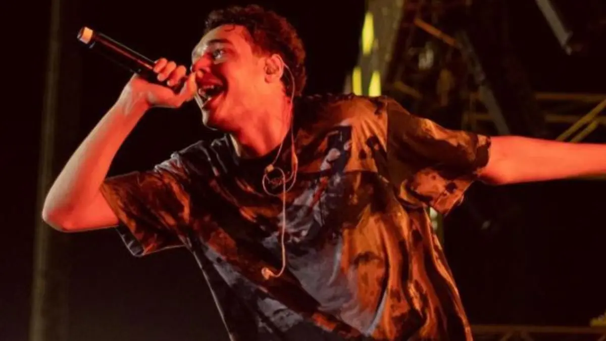 رمى "المايك" وركل "الدي جي".. الرابر المصري مروان بابلو ينفعل على المسرح