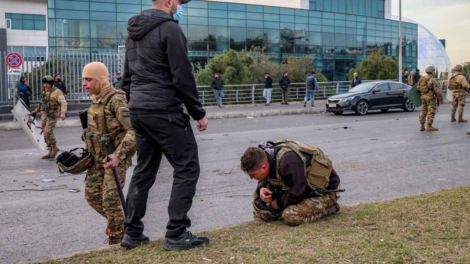 لبنان.. إصابة 23 عسكريًا في أحداث طريق المطار