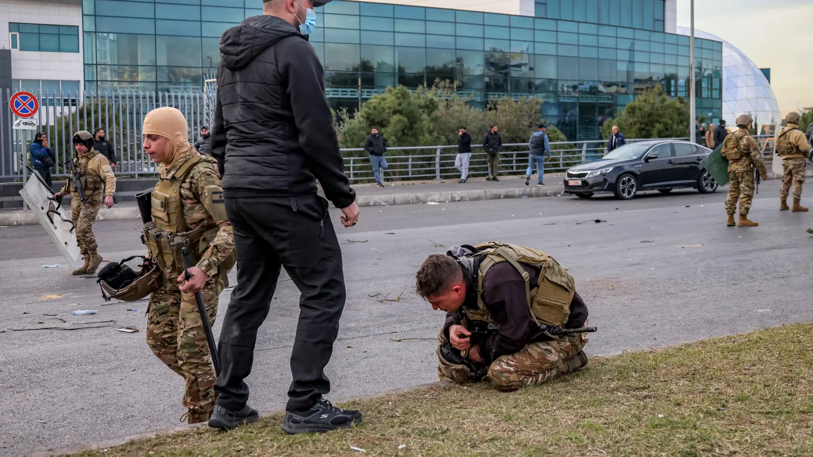 لبنان.. إصابة 23 عسكريًا في أحداث طريق المطار