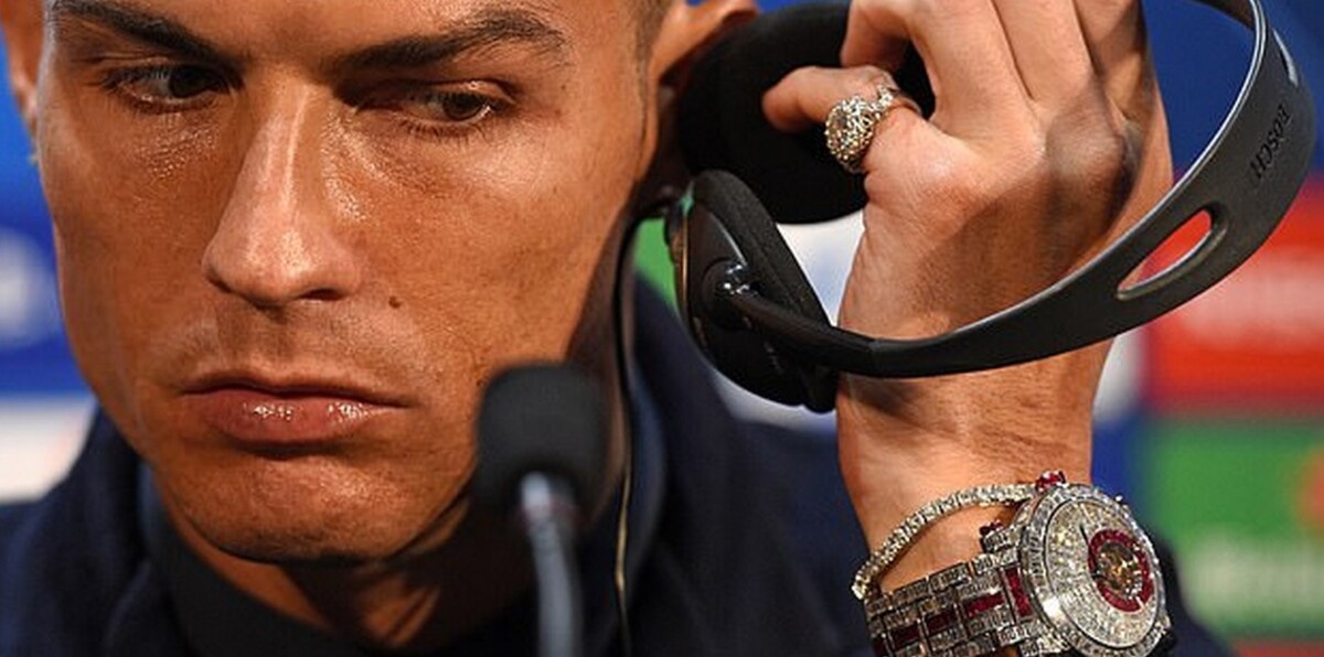 مجوهرات كريستيانو رونالدو تلفت الأنظار قبل مباراة مانشستر يونايتد ويوفنتوس (صور)