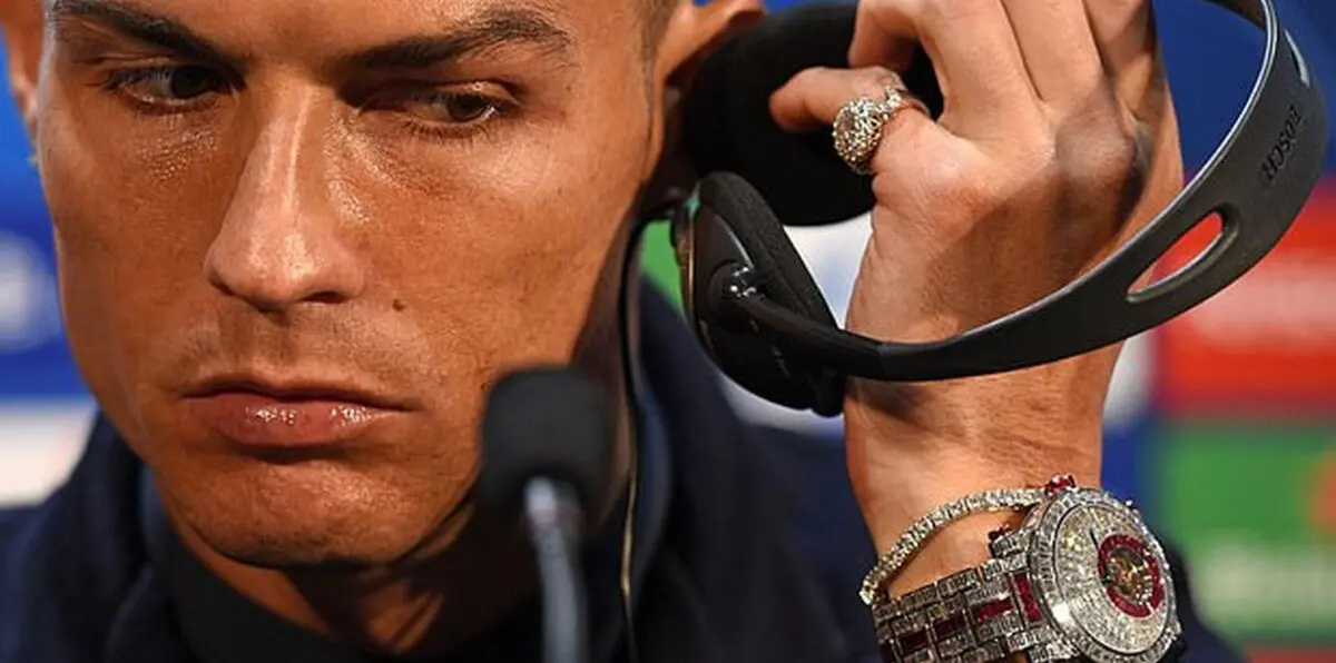 مجوهرات كريستيانو رونالدو تلفت الأنظار قبل مباراة مانشستر يونايتد ويوفنتوس (صور)