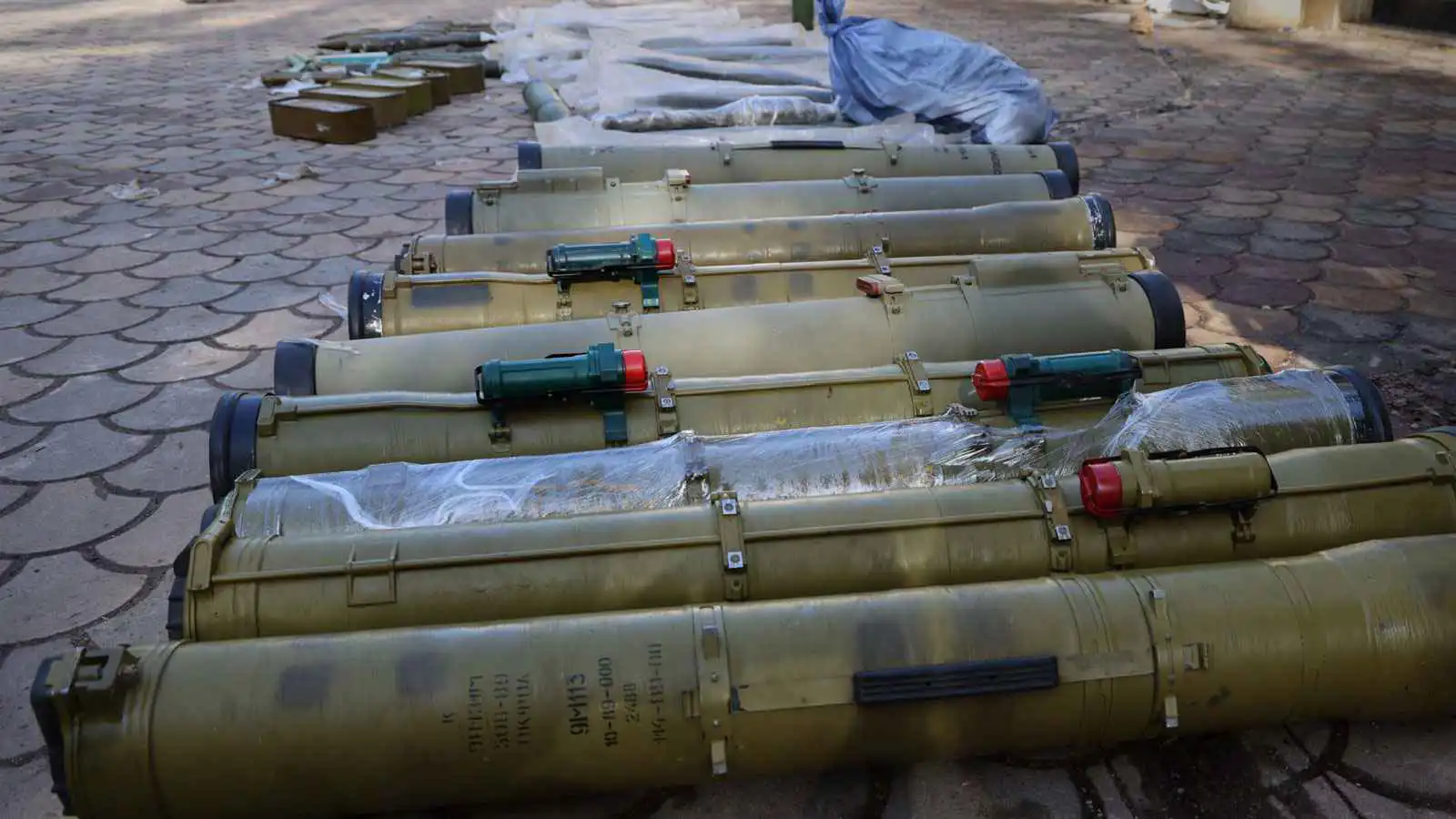 ضمت صواريخ وقذائف.. إحباط عملية تهريب أسلحة من سوريا إلى لبنان (صور)