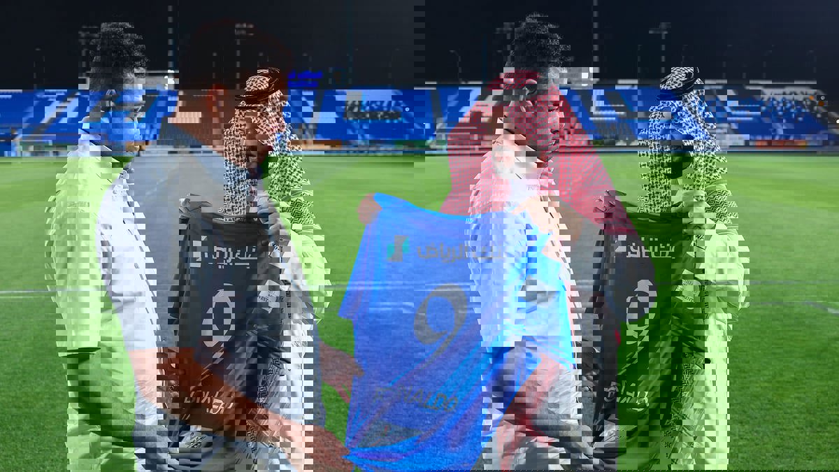 نادي الهلال يهدي الظاهرة رونالدو قميص الفريق (صور)