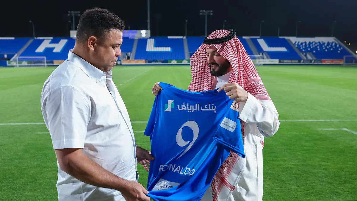 نادي الهلال يهدي الظاهرة رونالدو قميص الفريق (صور)
