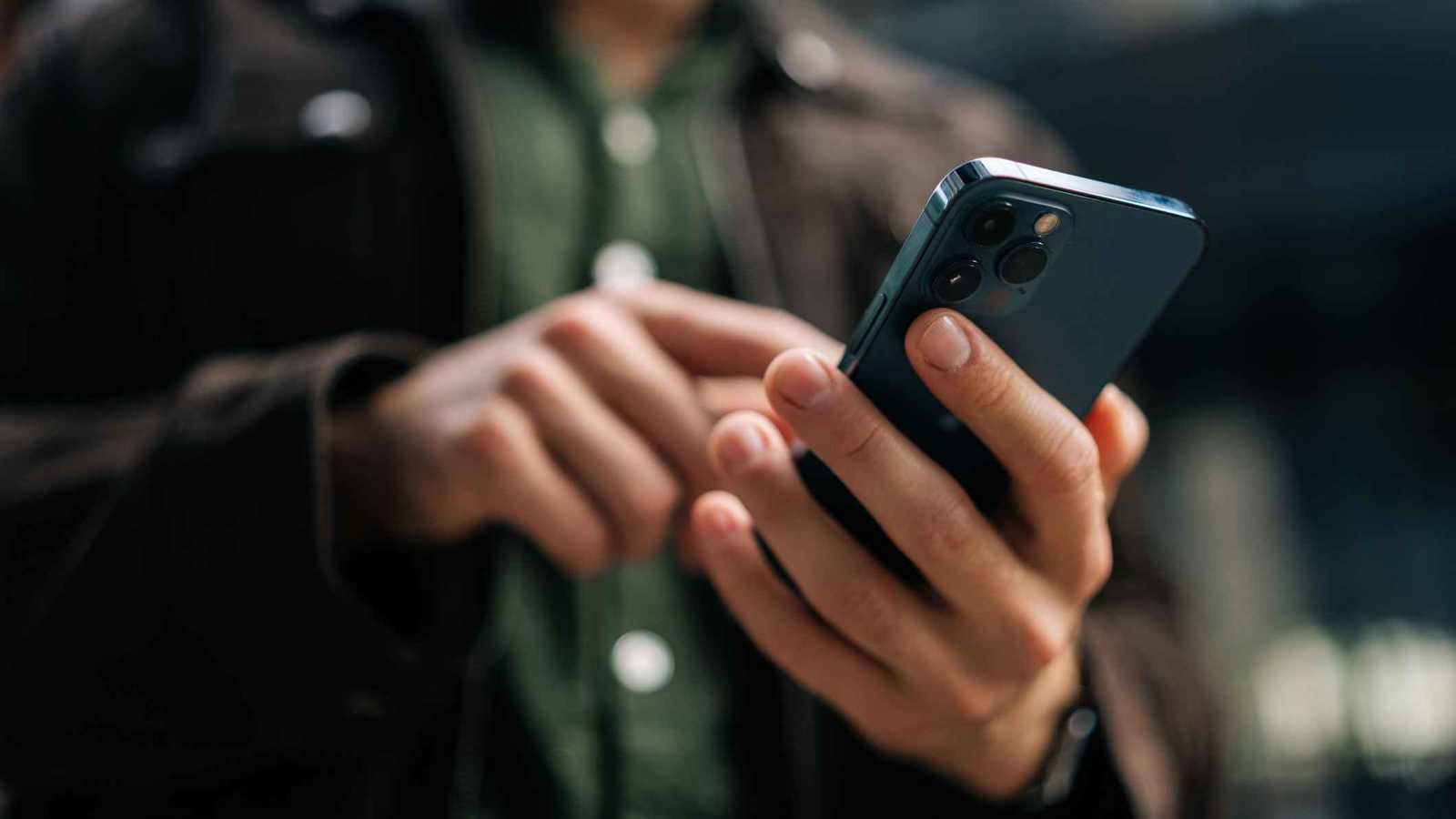 إلزام رجل بتعويض زوجته بعد أن حفظ رقمها على هاتفه باسم "السمينة"