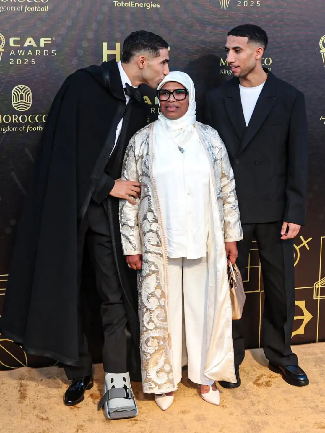 حكيمي ووالدته