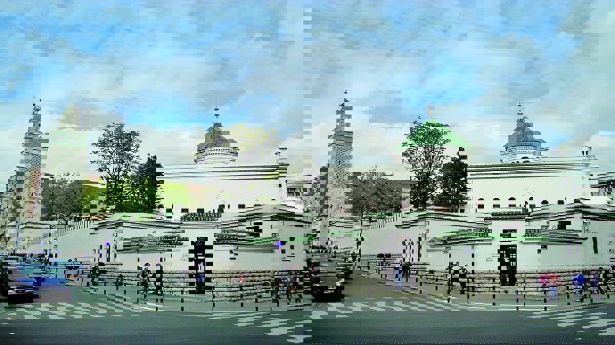 رغم  إعادة نشرها رسومًا مسيئة للنبي محمد.. عميد مسجد باريس الكبير يساند "شارلي إيبدو"