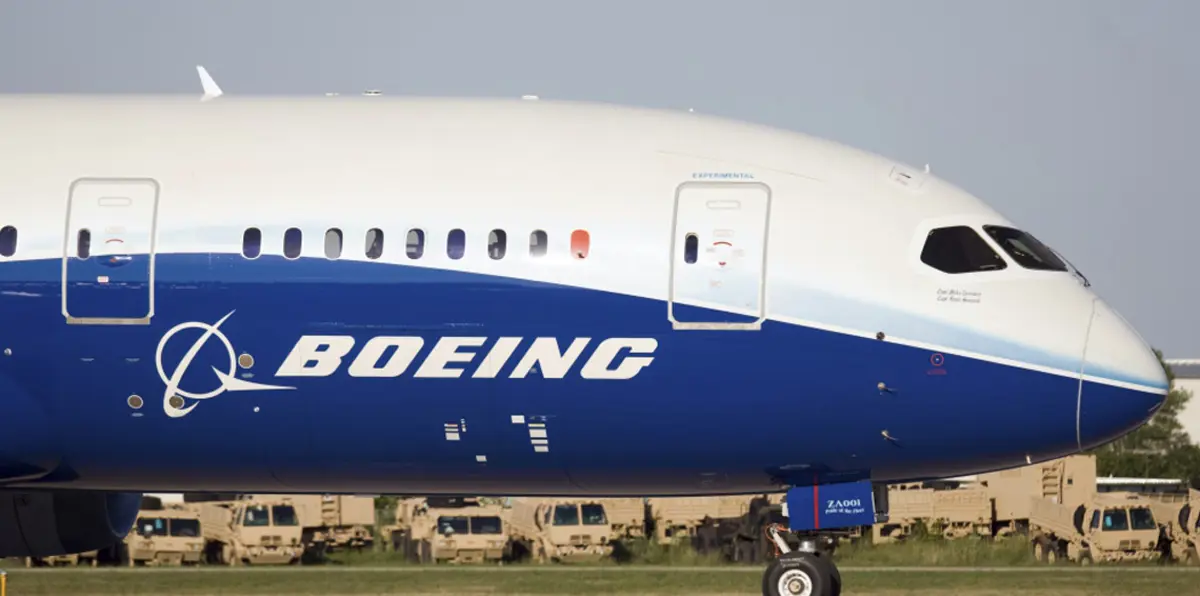 طائرة "بوينغ" عملاقة تفاجئ مزارعين في حقولهم (صور)