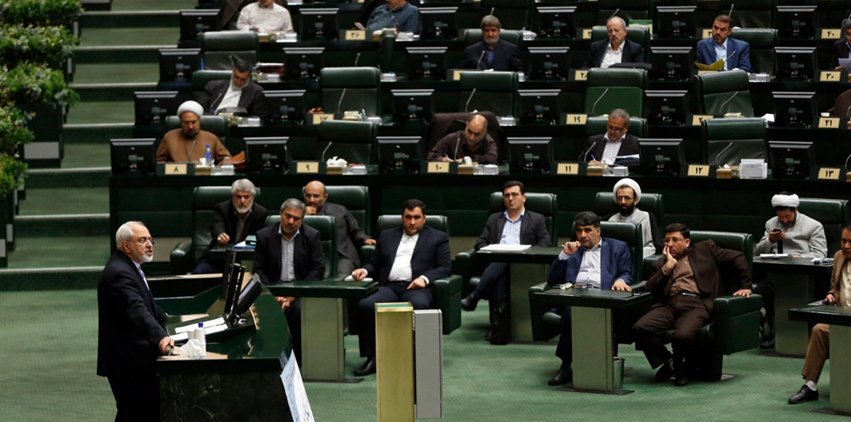 البرلمان الإيراني يستدعي ظريف على خلفية تصريح "غسيل الأموال"