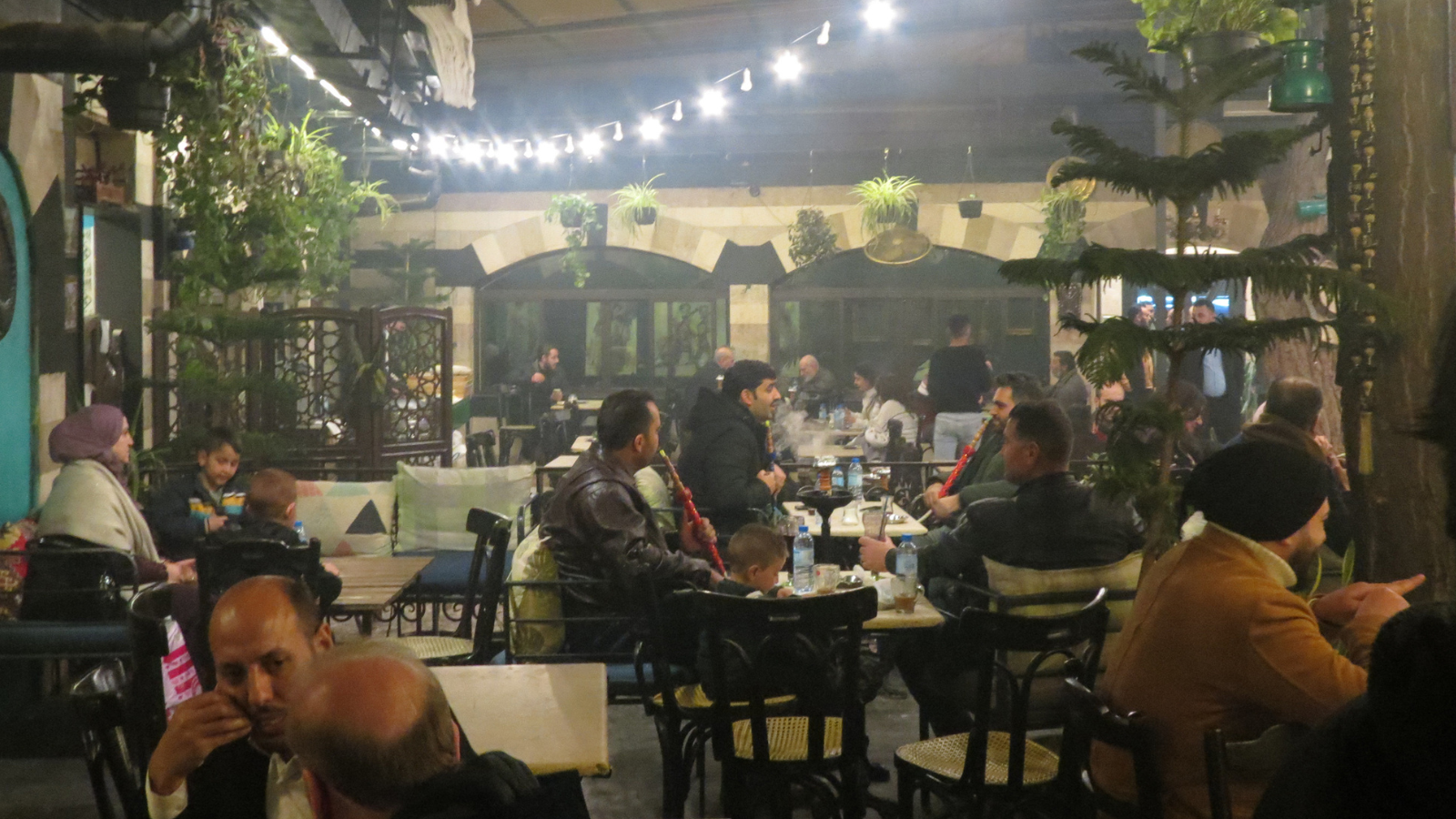 مقهى الروضة في دمشق.. "برلمان الظل" لحوارات السوريين