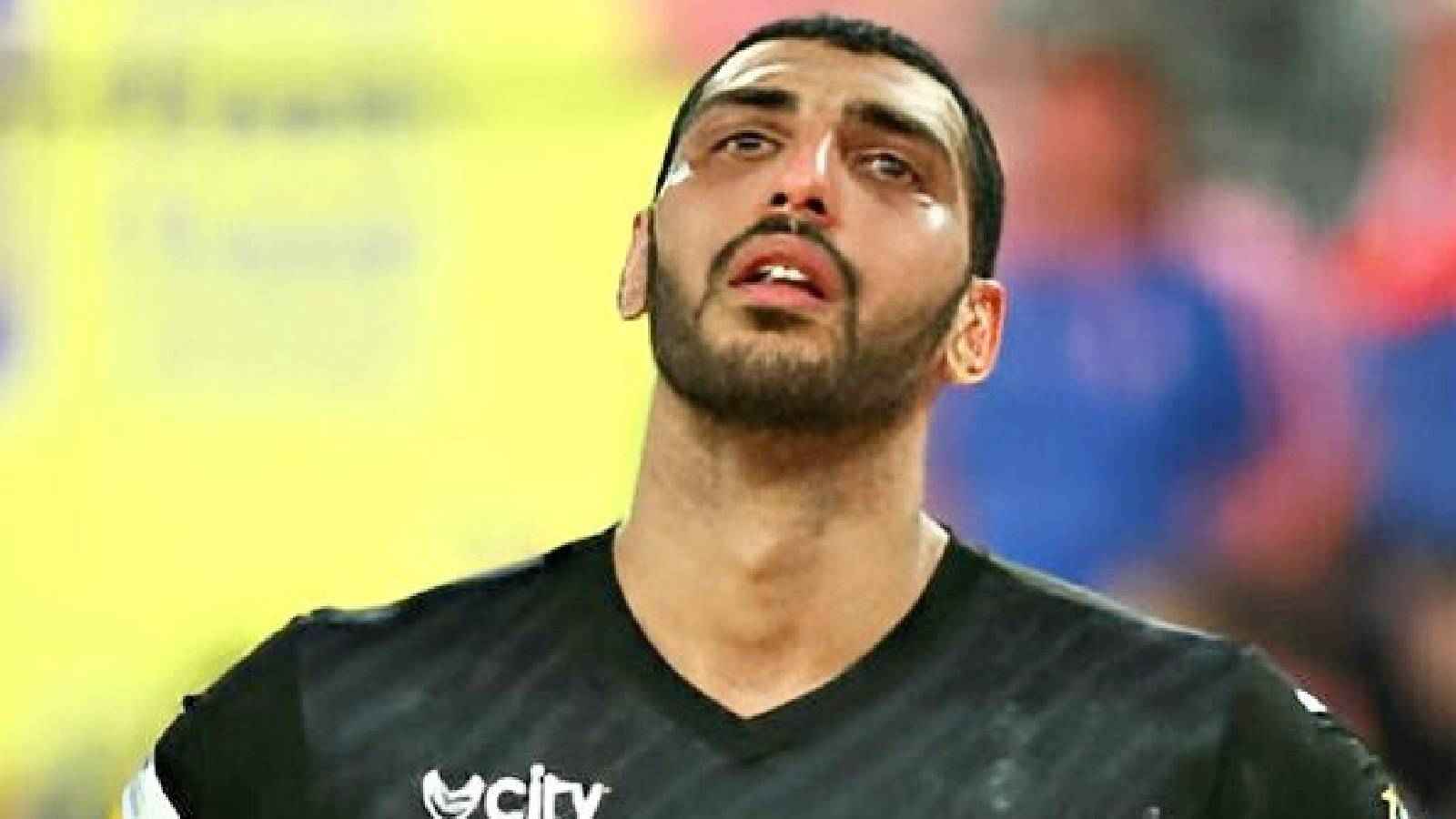 أبكى الجميع.. سيف الدرع ينهار أثناء استلام جائزة "رجل مباراة" مصر وفرنسا (فيديو)