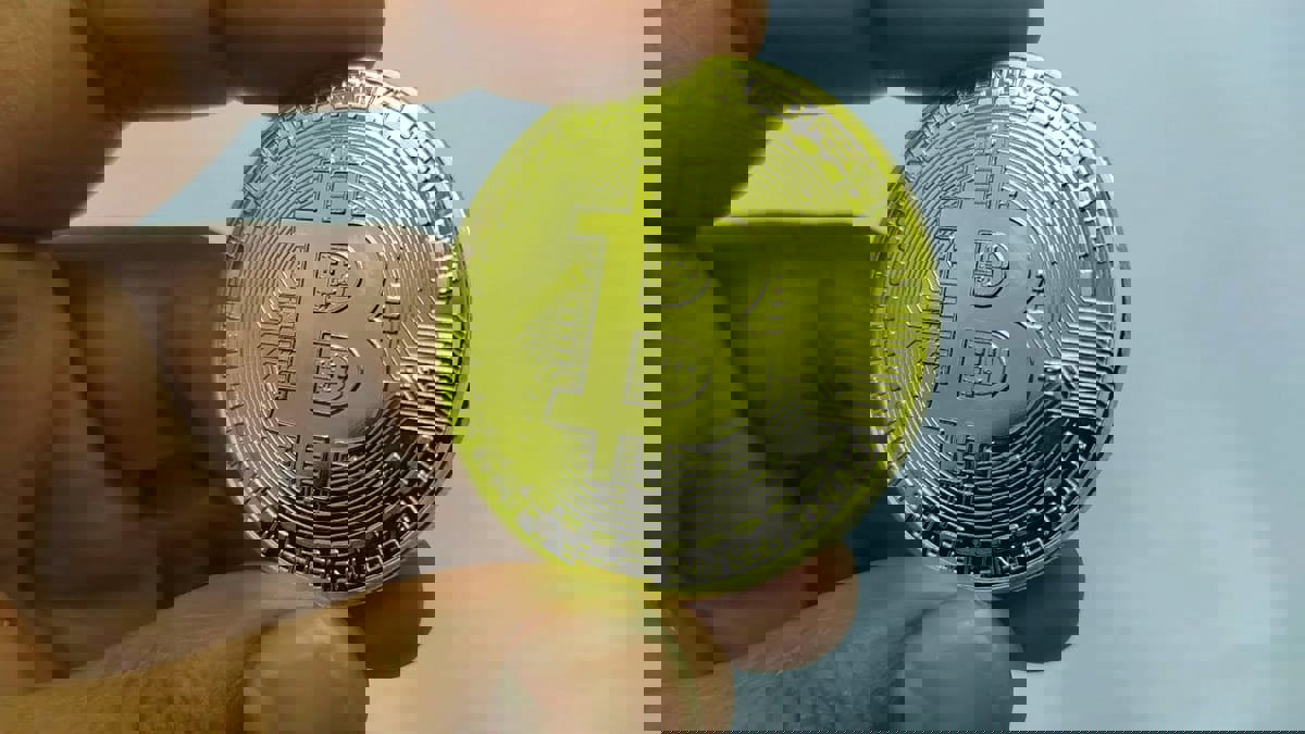 3 عوامل رئيسة أسهمت بزيادة سعر "بيتكوين" 35%