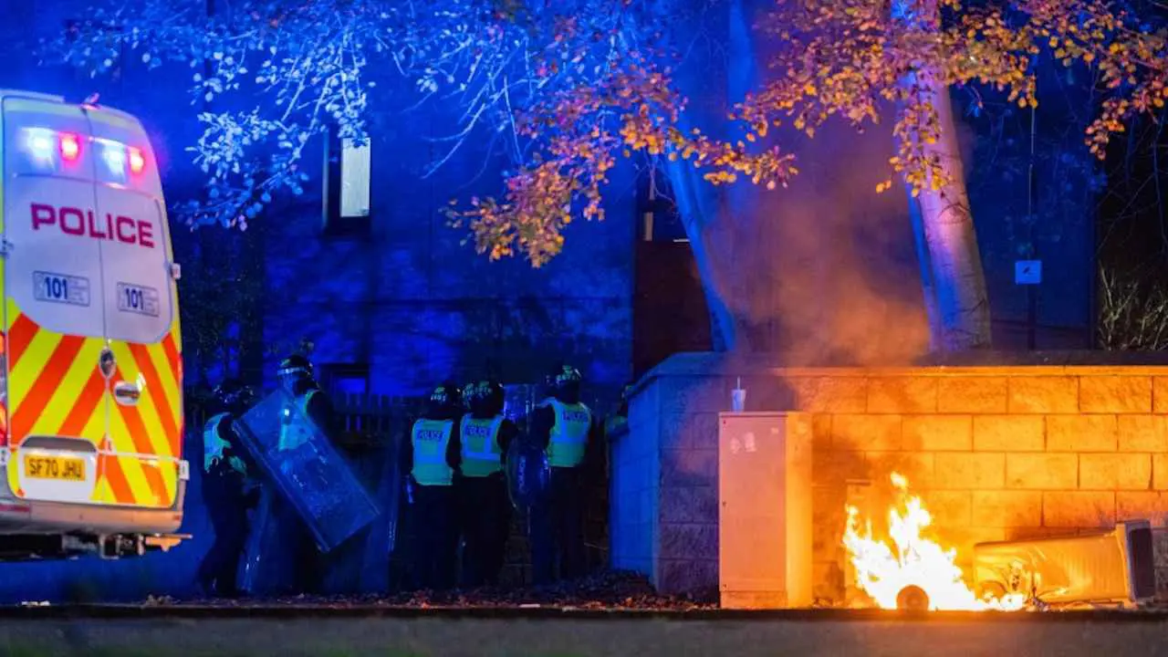 مروحية شرطية توثق هجمات "ليلة النار" في أسكتلندا (فيديو)