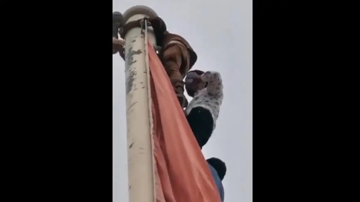 إيقاف ثلاثة آسيويين تسلقوا سارية العلم في قلعة نزوى العمانية