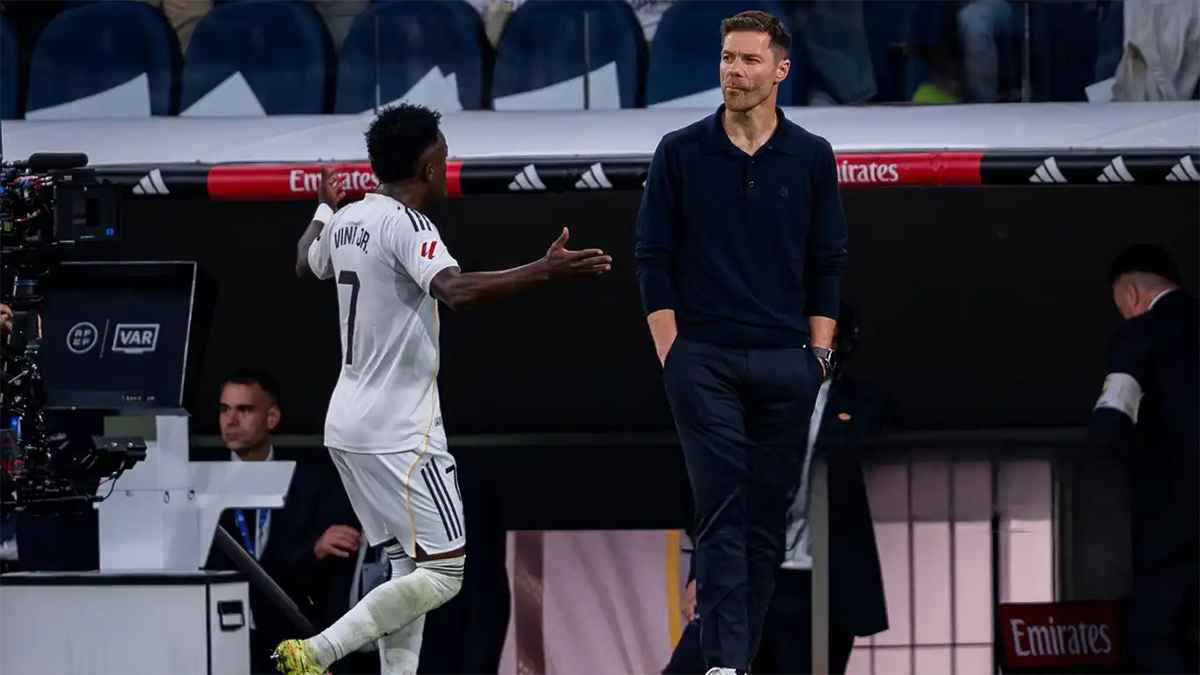 بعد ربط تجديده برحيل المدرب.. تشابي ألونسو يرد على فينيسيوس (فيديو)