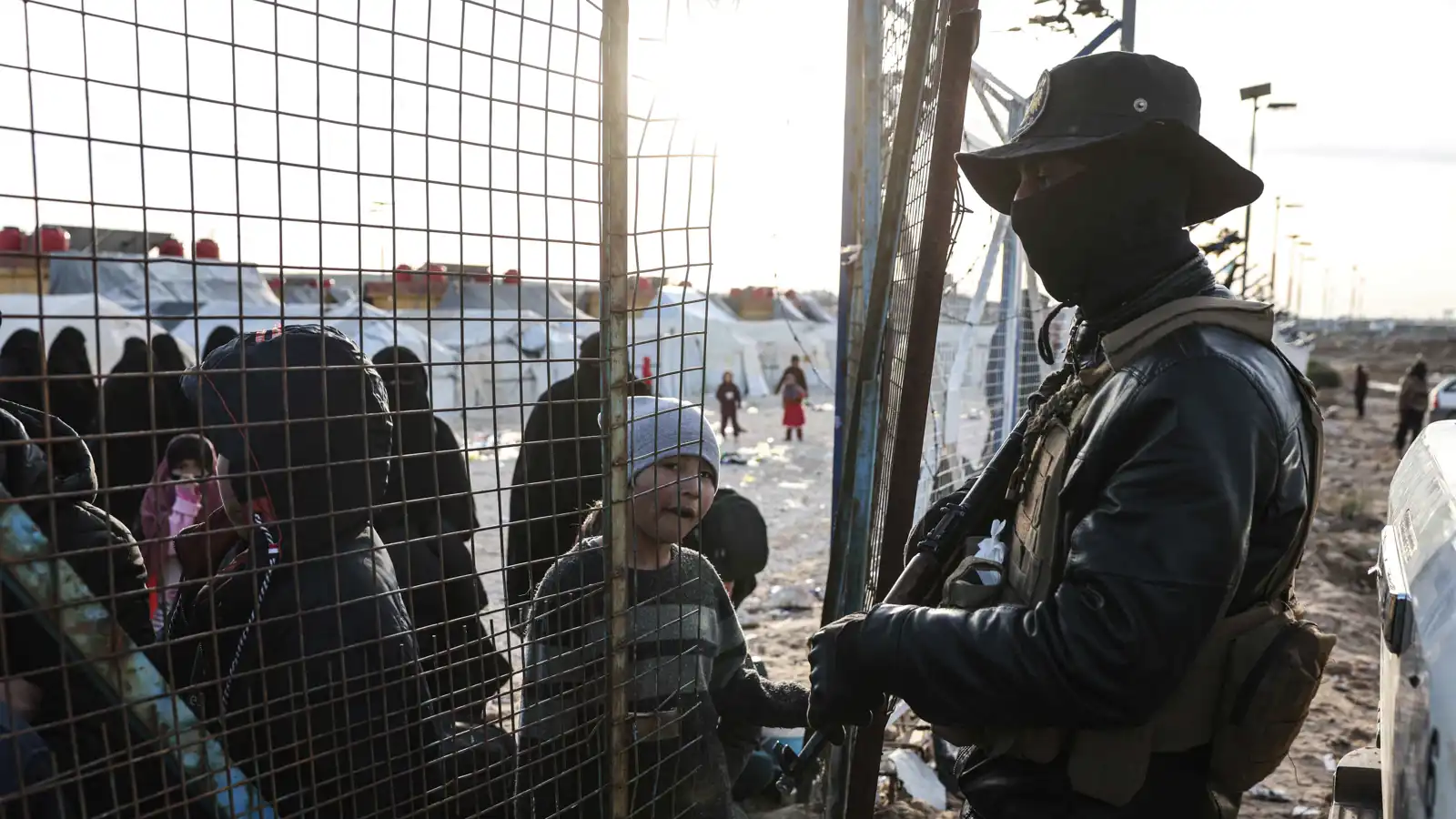  قوات الأمن الداخلي السورية تحرس حاجز مخيم الهول