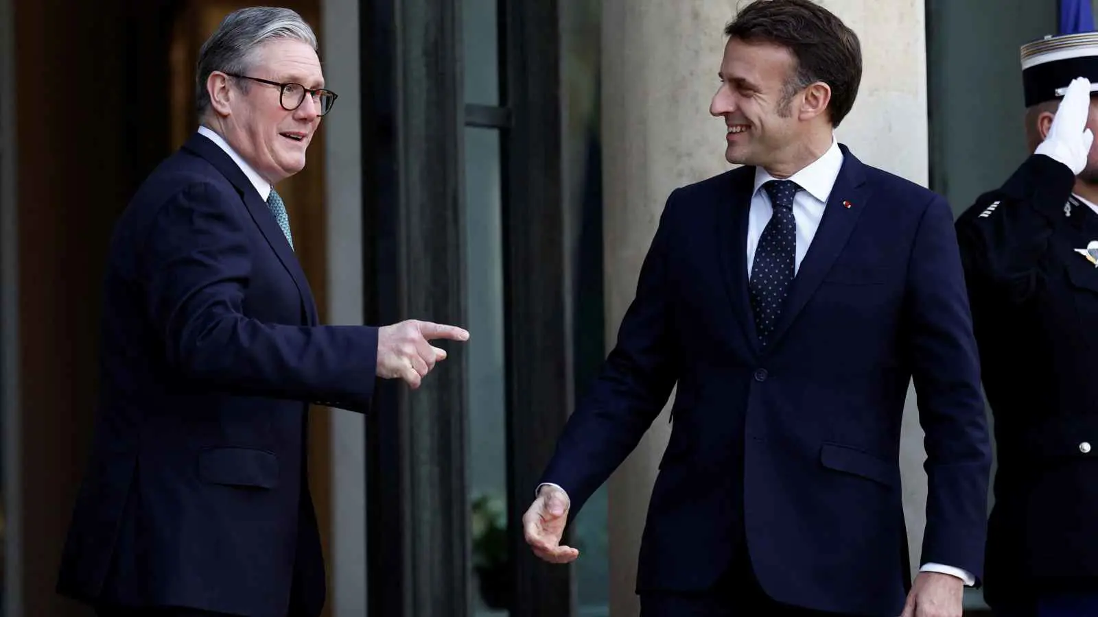 ماكرون وستارمر يقترحان هدنة لمدة شهر في أوكرانيا