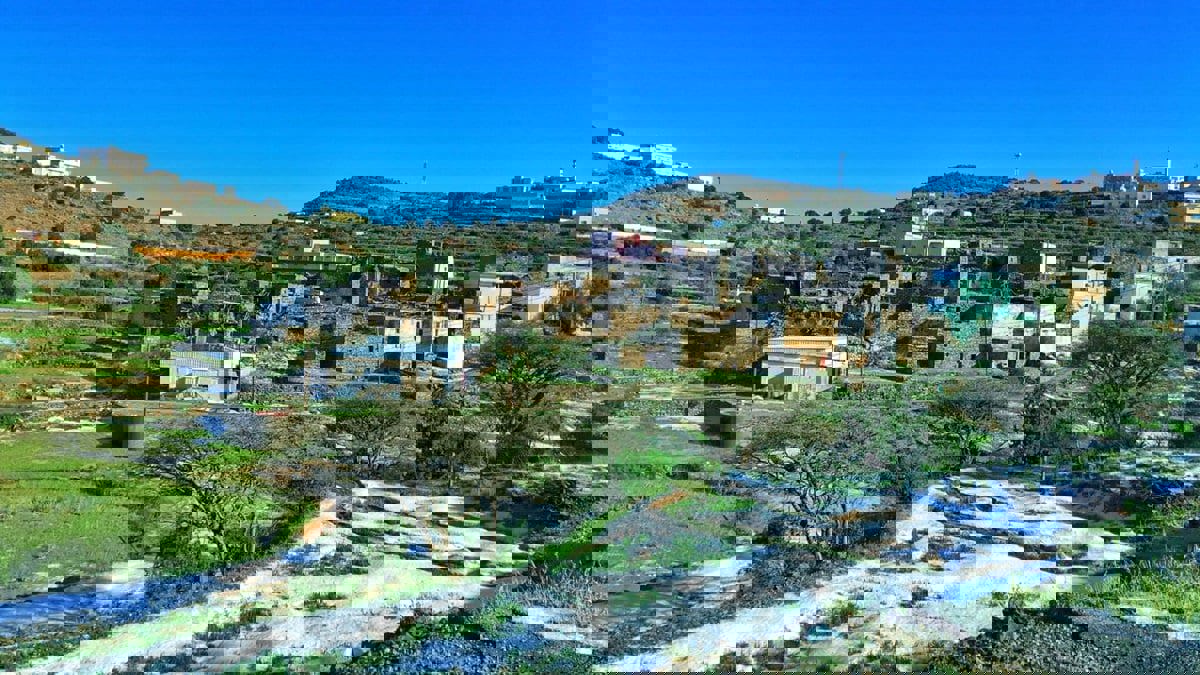 مقاطع مذهلة لتساقط ثلوج نادر على بللسمر السعودية