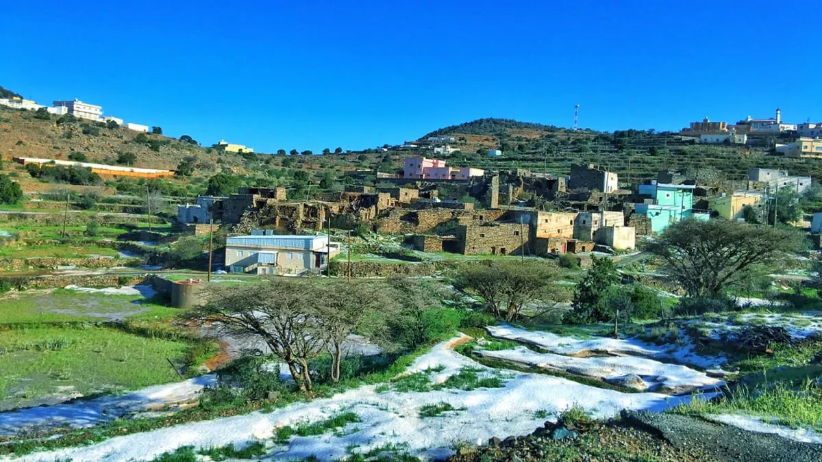 مقاطع مذهلة لتساقط ثلوج نادر على بللسمر السعودية