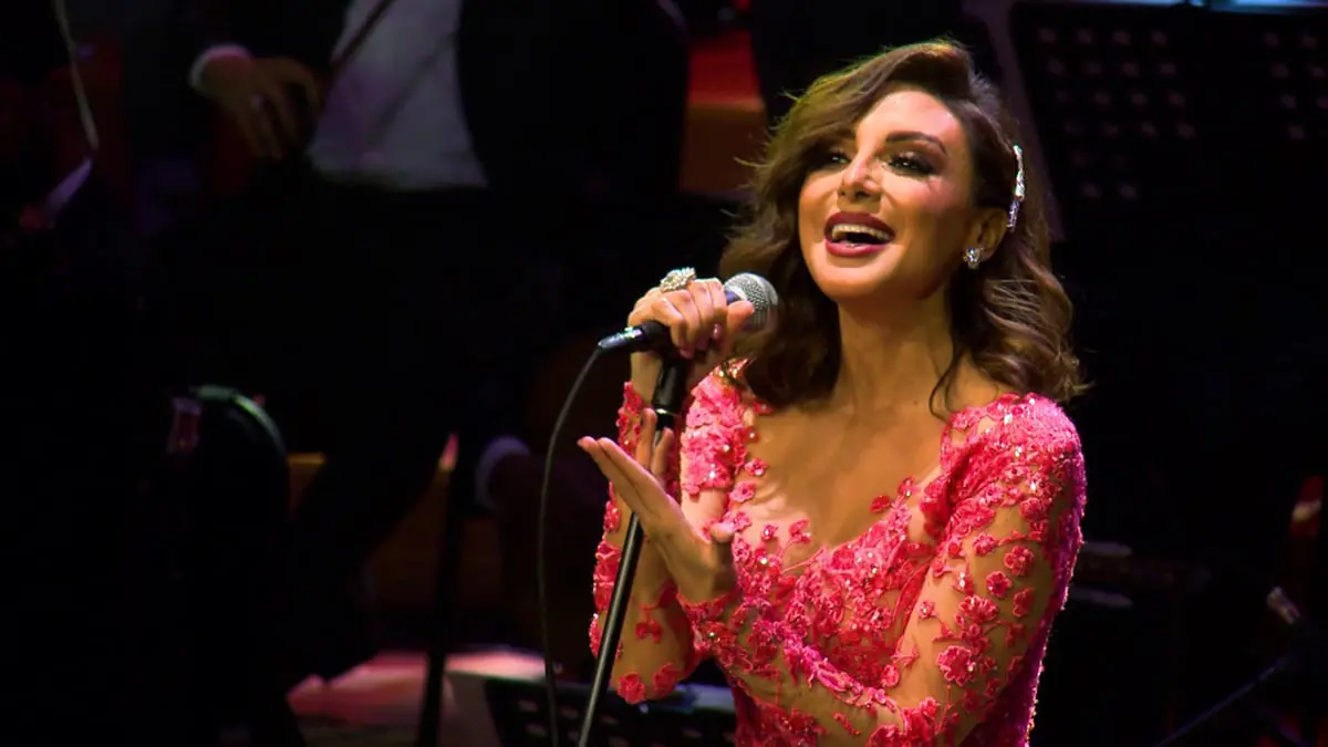 شغب الجمهور يجبر أنغام على الخروج من مسرح الأوبرا (فيديو)