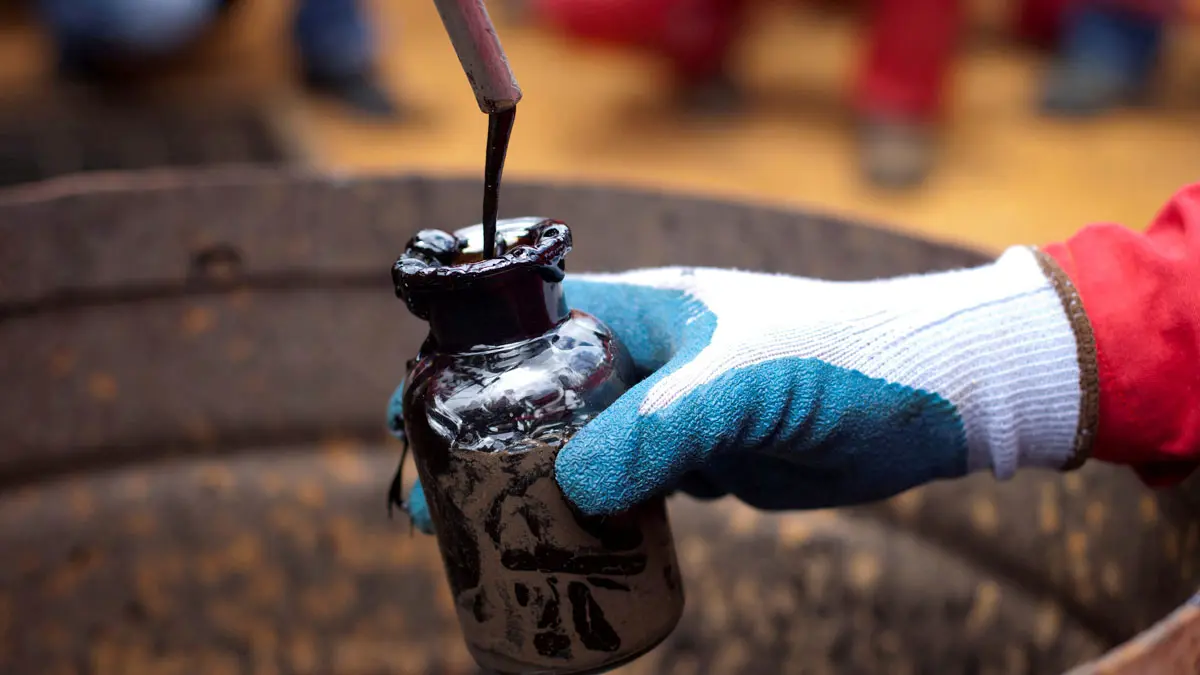 النفط يرتفع.. ومستجدات كورونا في أوروبا والصين تكبح الأرباح