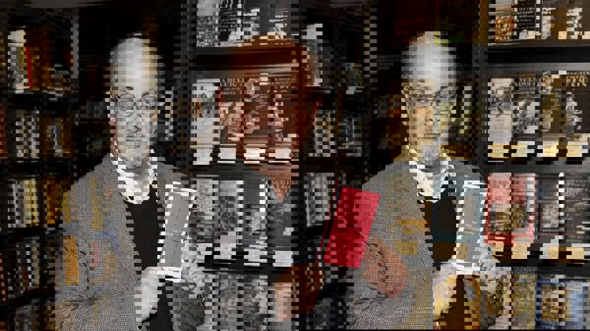 بسبب هجوم نيويورك.. سلمان رشدي يفقد إحدى عينيه 

