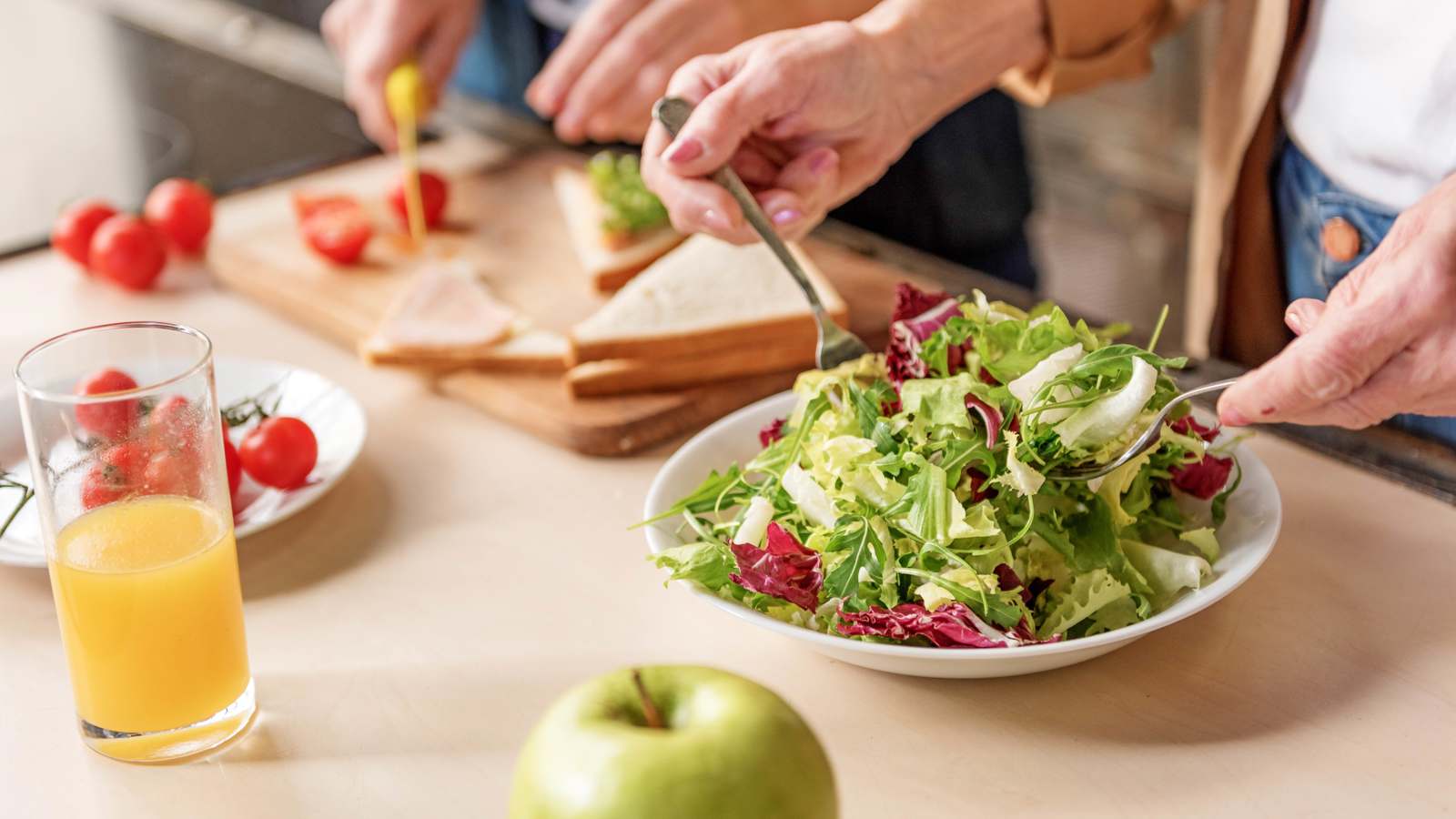 كيف نحافظ على التغذية السليمة لكبار السن؟