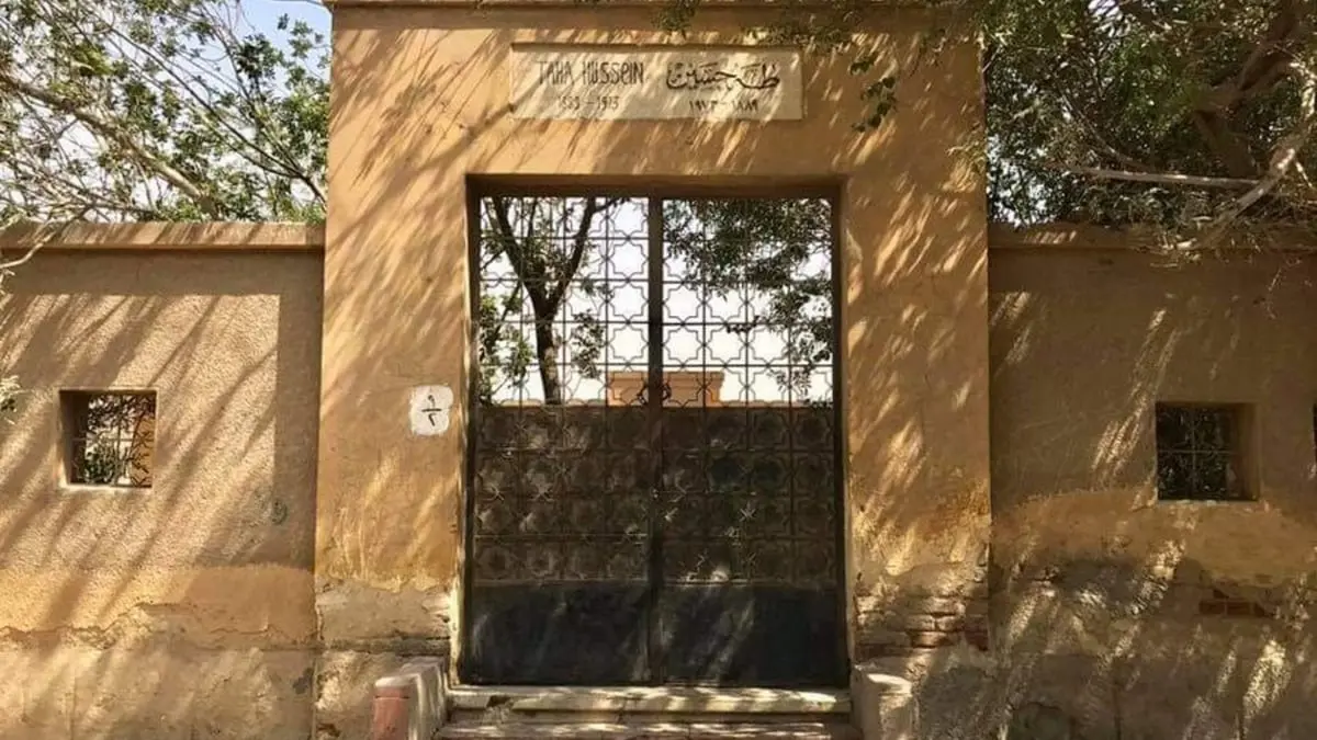 مصدر لـ"إرم نيوز": قرار إزالة قبر طه حسين ألغي بعد إعلان أسرته نقل رفاته إلى فرنسا