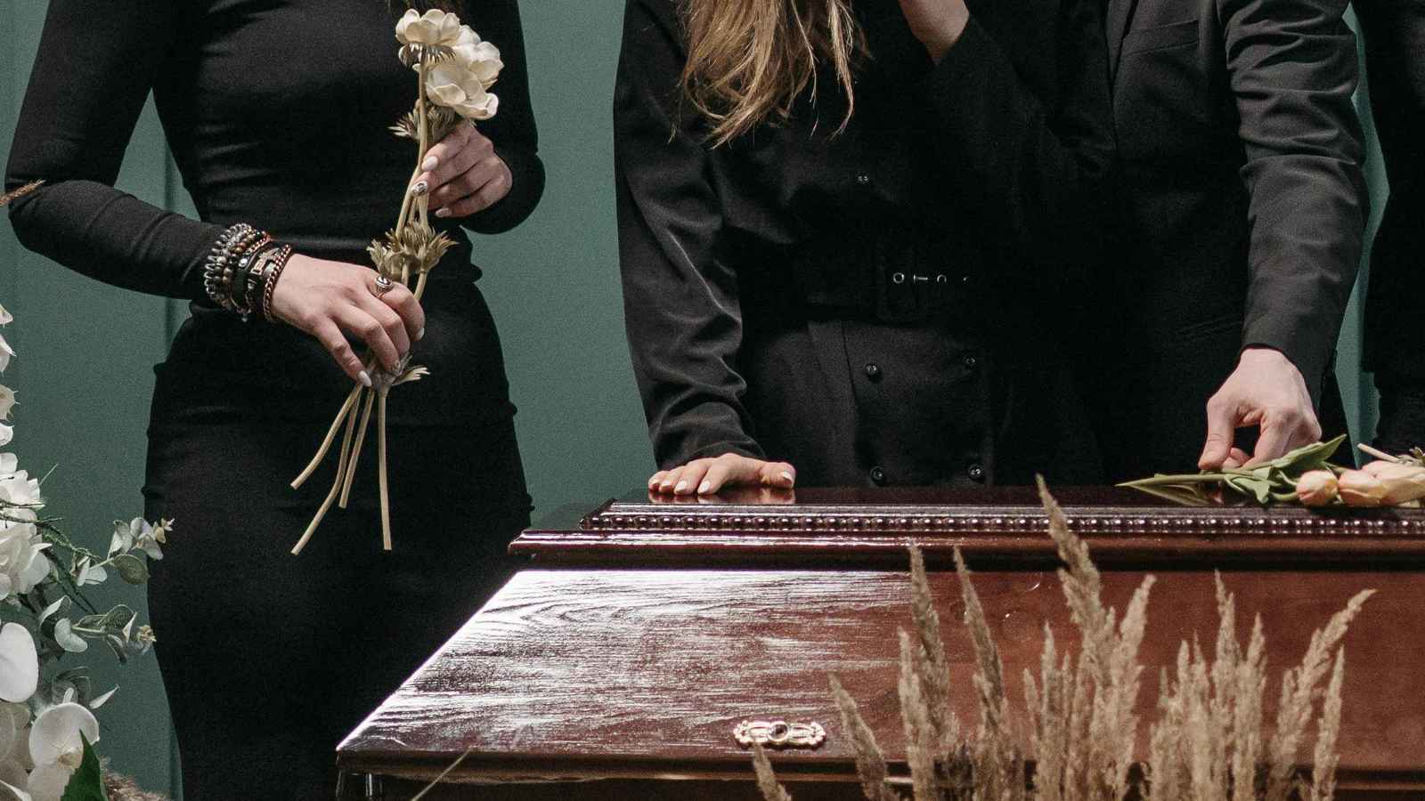 جنازة كارثية.. سقوط حاملي النعش في القبر خلال مراسم الدفن (فيديو)