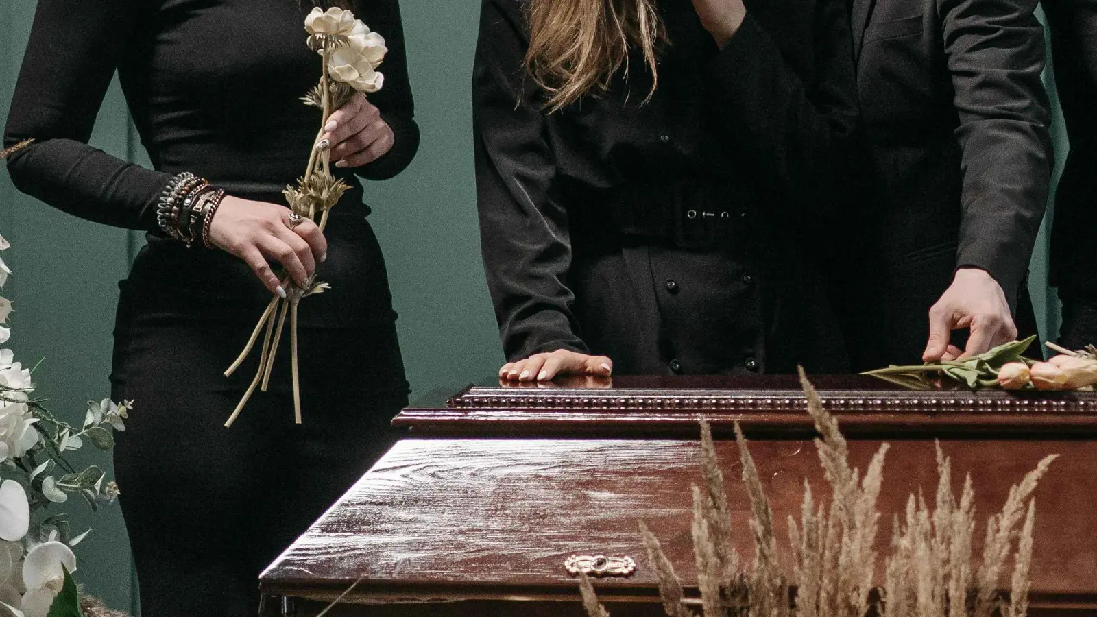 جنازة كارثية.. سقوط حاملي النعش في القبر خلال مراسم الدفن (فيديو)