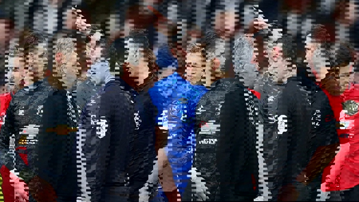 بسبب إلغاء هدف.. مشادة بين أنشيلوتي وحكم مباراة إيفرتون ضد مانشستر يونايتد تنتهي بطرده (فيديو)