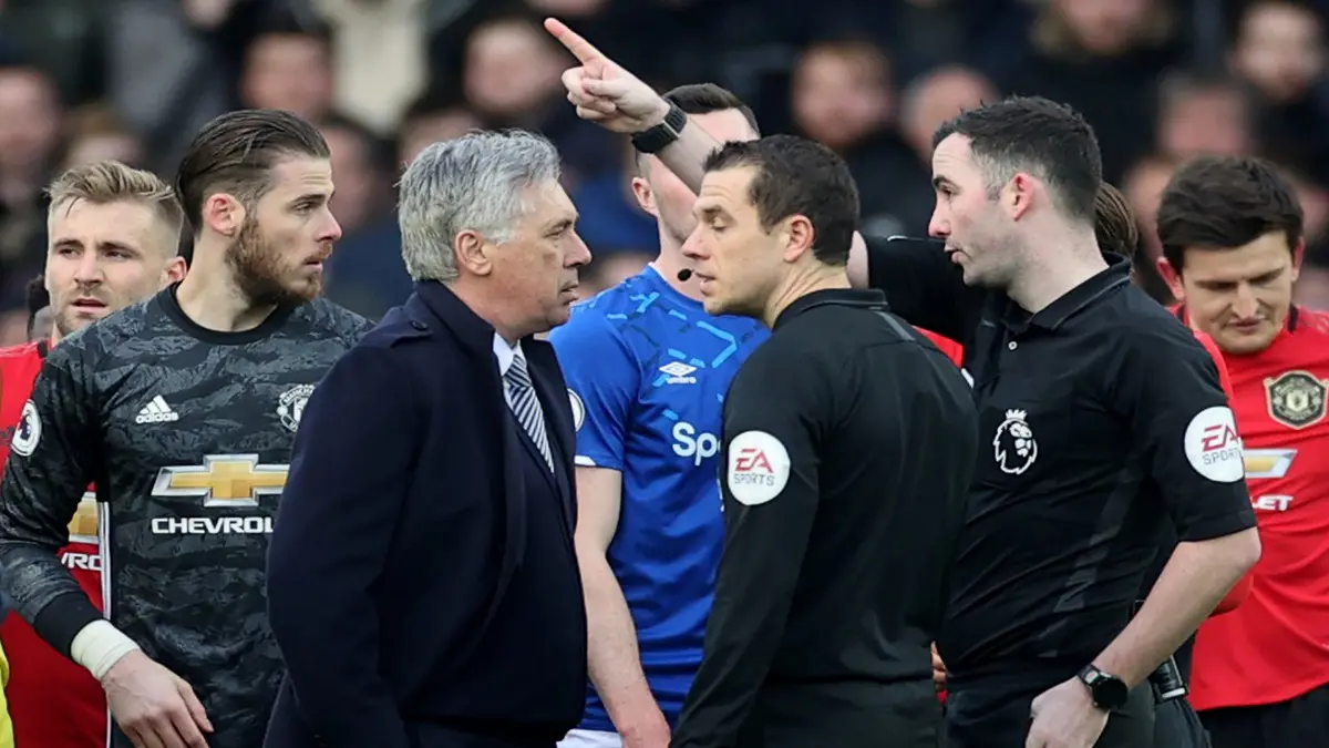 بسبب إلغاء هدف.. مشادة بين أنشيلوتي وحكم مباراة إيفرتون ضد مانشستر يونايتد تنتهي بطرده (فيديو)