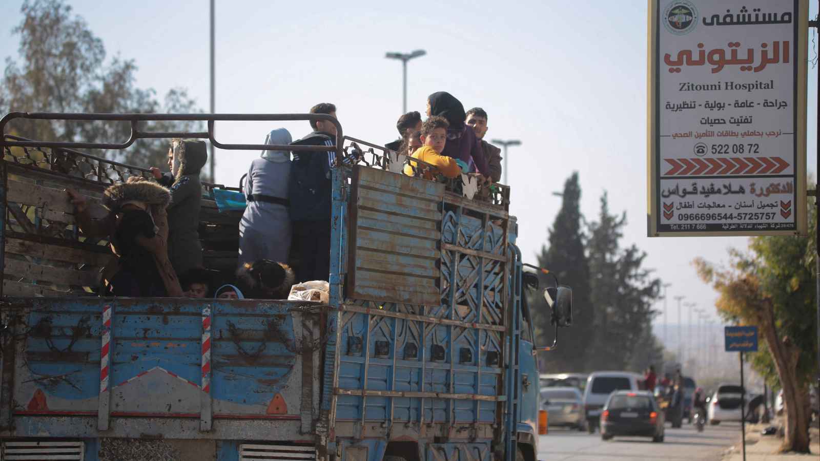 خلال بضعة أيام.. المعارك تدفع 50 ألف سوري إلى النزوح (صور)