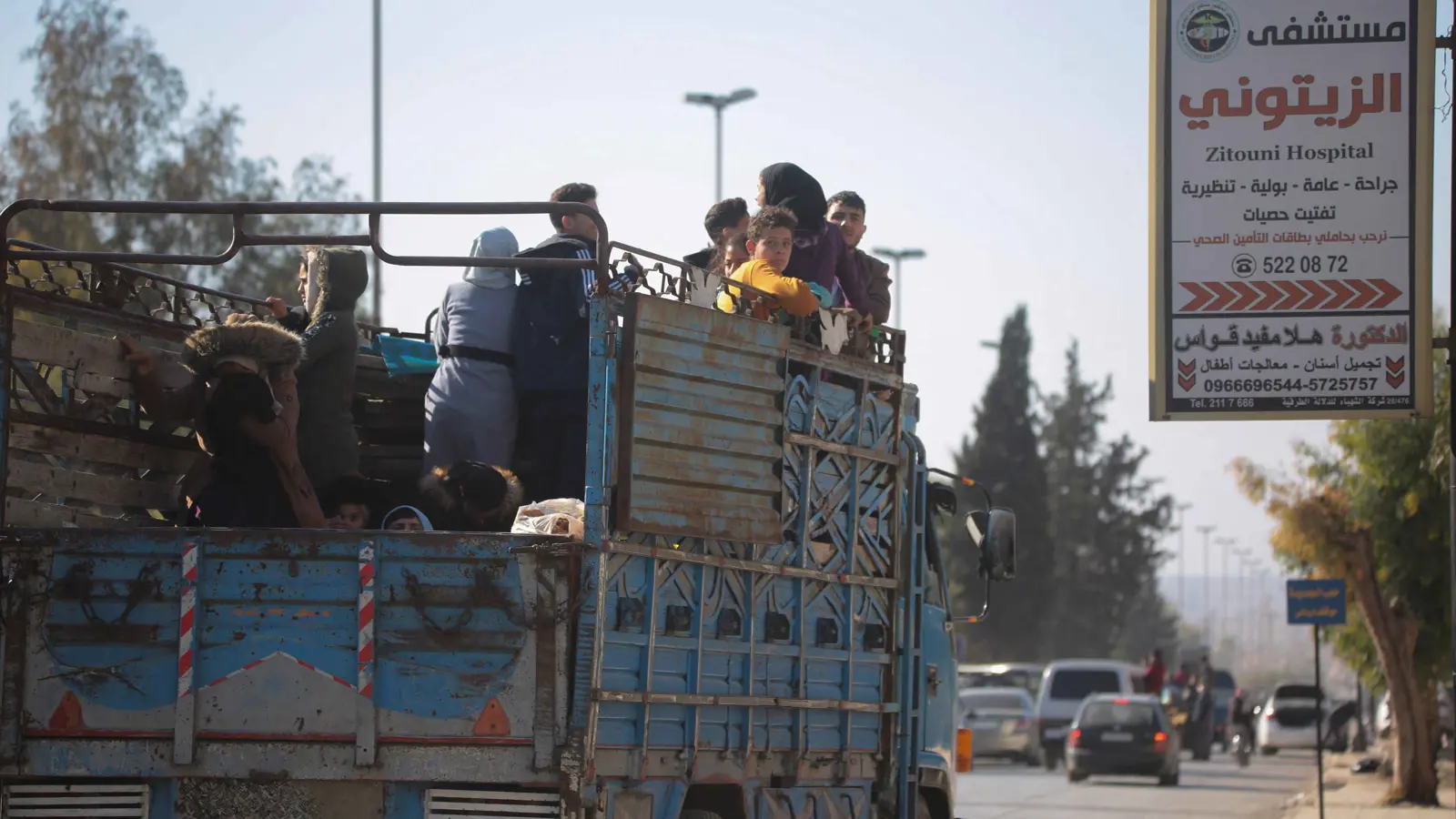 خلال بضعة أيام.. المعارك تدفع 50 ألف سوري إلى النزوح (صور)