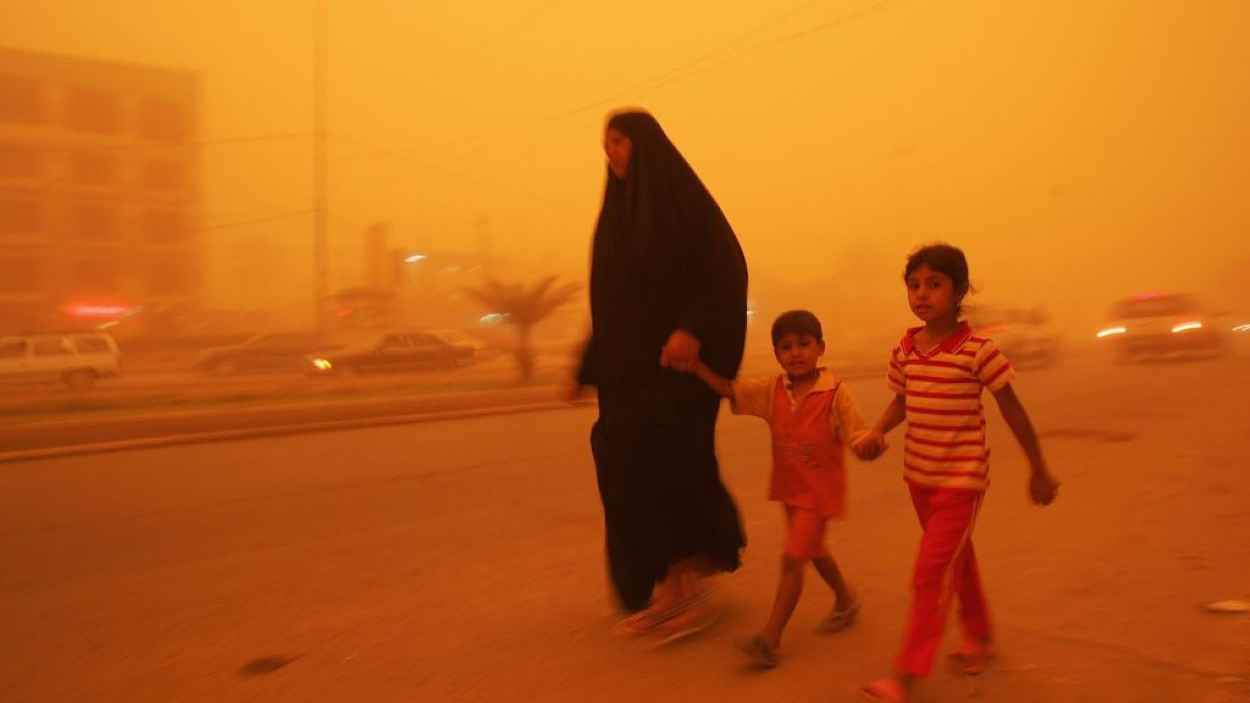 13 مليوناً في عزلة "إجبارية".. غبار العراق يخنق غرب إيران