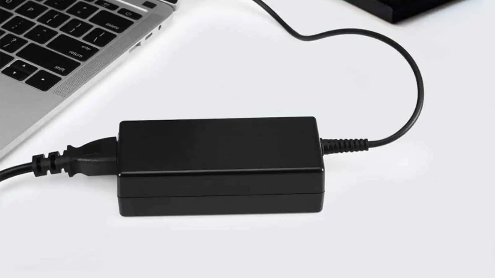 ما هو دور العلبة السوداء في منتصف كابل شحن اللابتوب؟