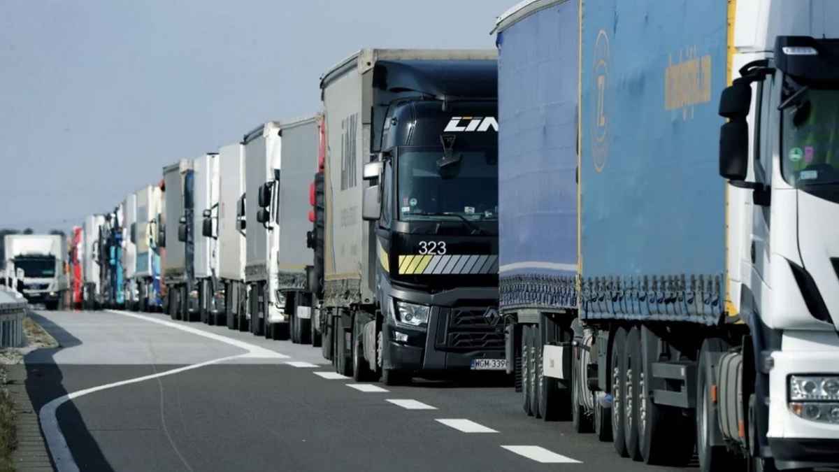 بعد إلغاء الإعفاء الضريبي.. عشرات الشاحنات الإيرانية عالقة على الحدود التركية