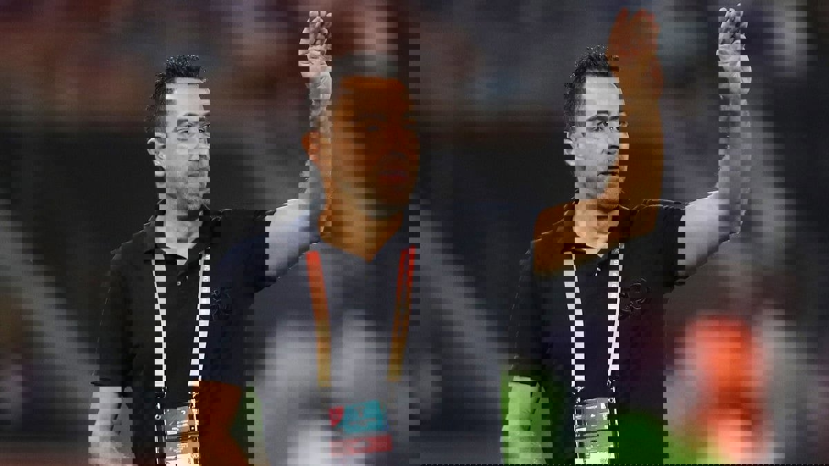 تقرير: تشافي يوافق على قيادة برشلونة بمباركة اللاعبين