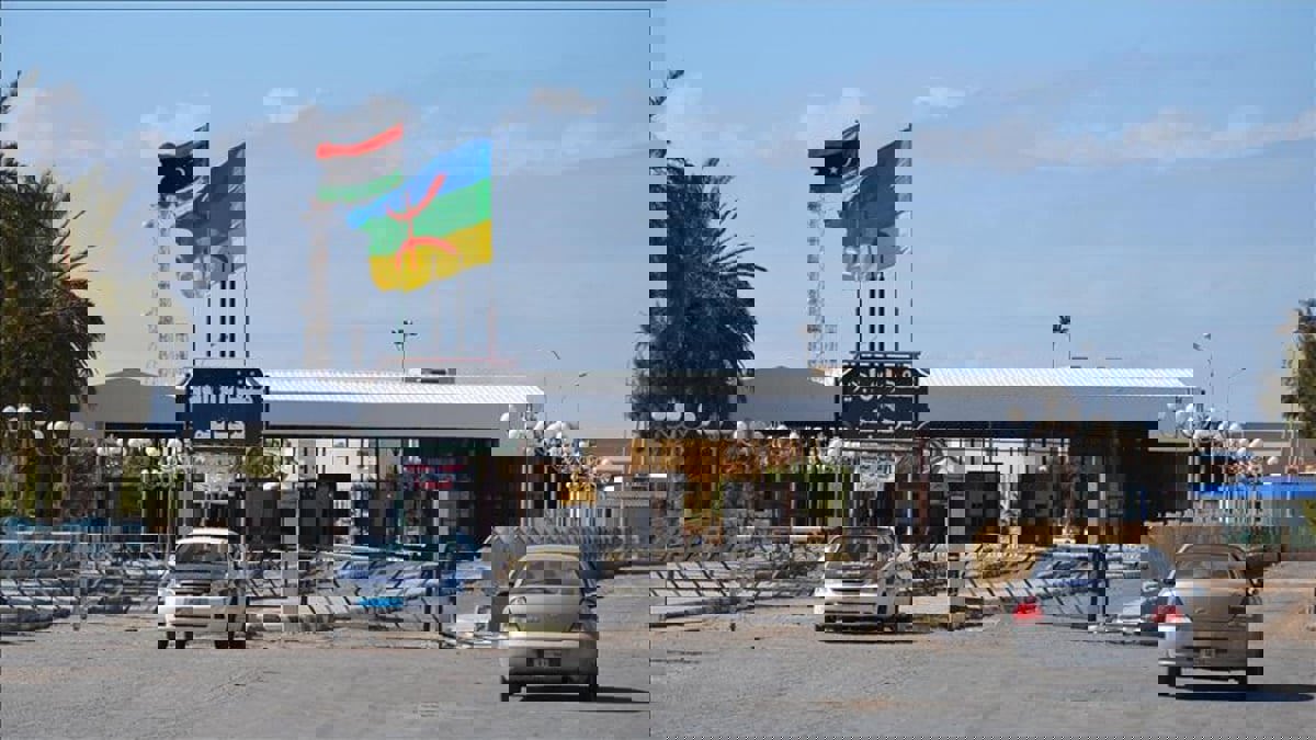 محتجون تونسيون يقتحمون معبر راس جدير الحدودي مع ليبيا (فيديو)