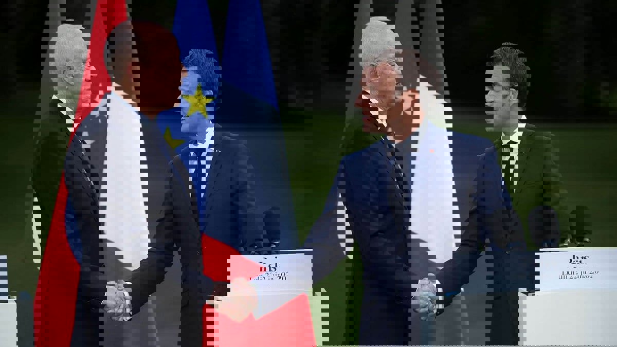 قيس سعيد لماكرون: هناك أطراف تريد إرباك فرنسا‎