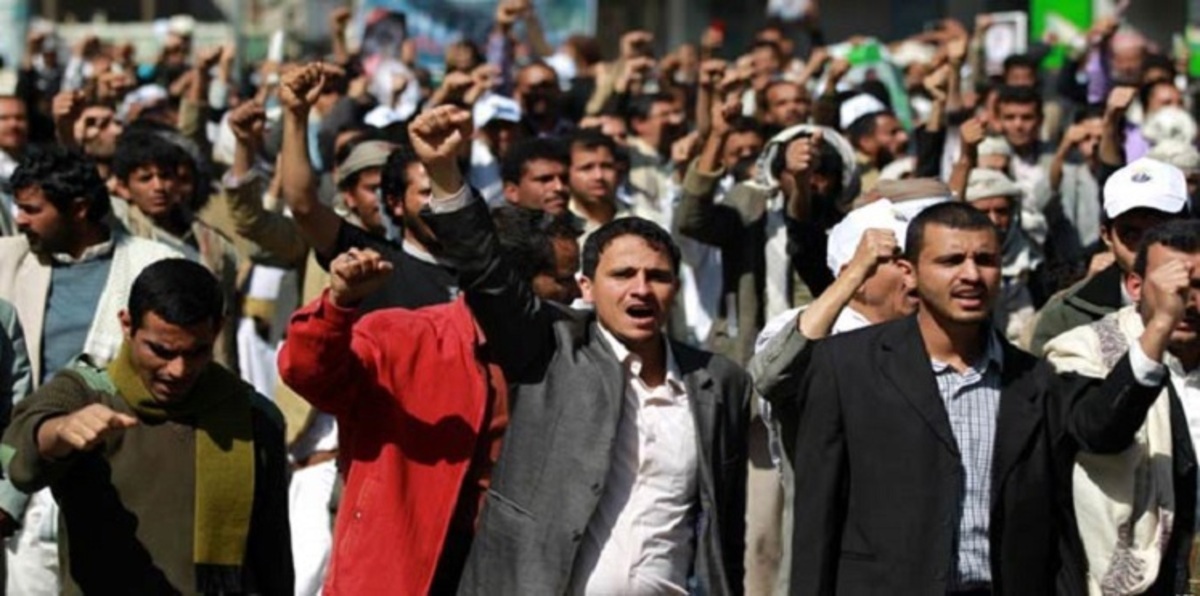 يمنيون يتظاهرون في عدن احتجاجًا على انعدام المشتقات النفطية