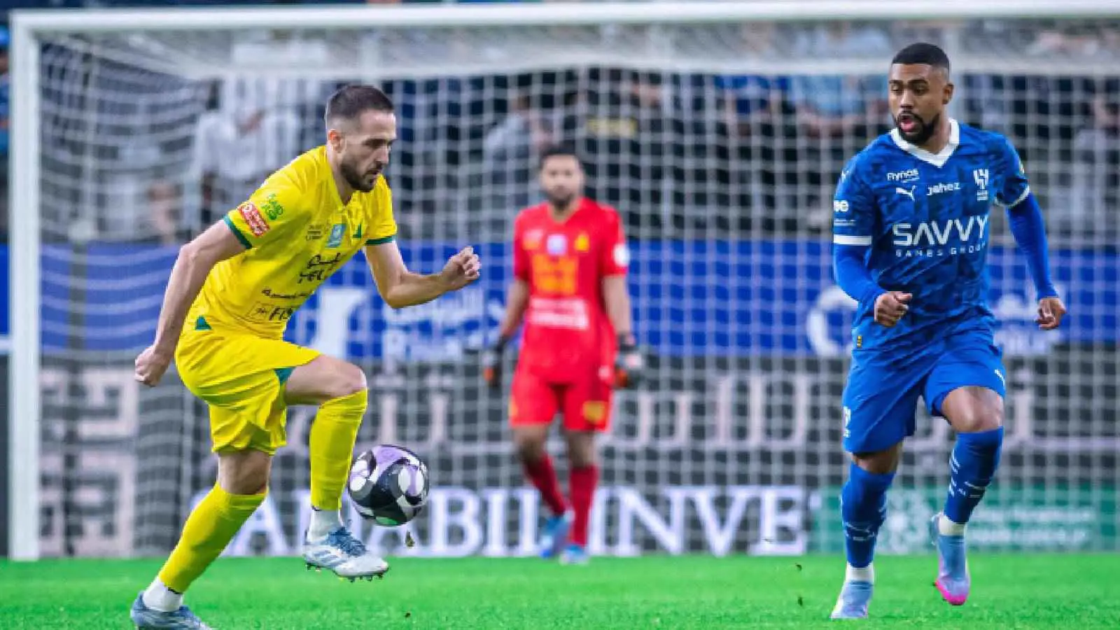 أثر على نتيجة المباراة.. تقييم متدنٍّ لحكم مباراة الهلال والخليج (فيديو)