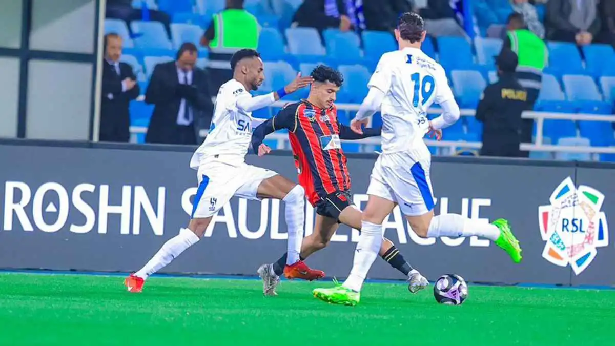 هدية لا تقدر بثمن.. أكبر 3 مستفيدين من تعادل الهلال مع الرياض