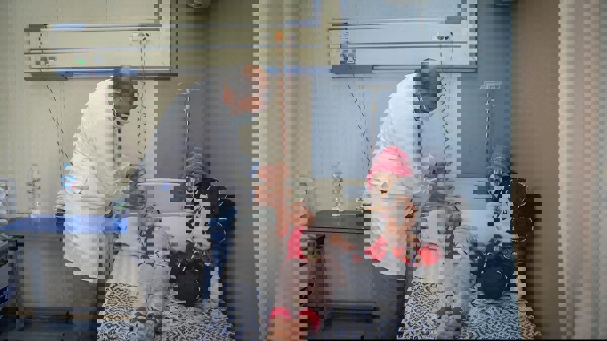 أمر السيسي بعلاجها.. الطفلة الفلسطينية بيان تتماثل للشفاء