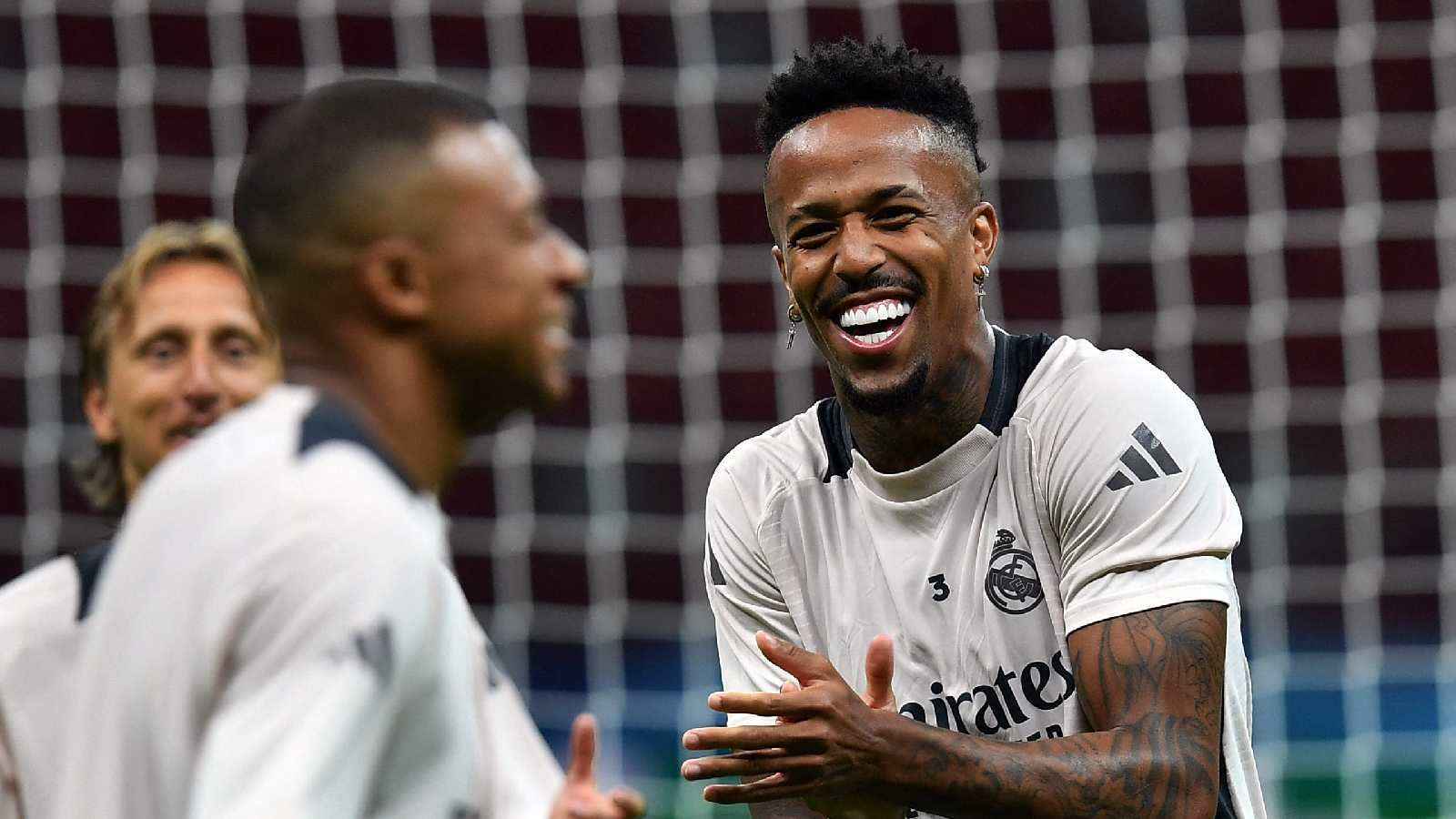 من قبل منتصف الملعب.. نجم ريال مدريد يسجل هدفًا خرافيًا في شباك ليغانيس (فيديو)