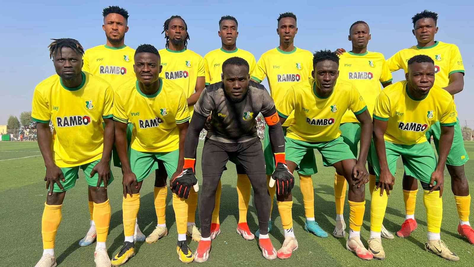 مشهد صادم.. مدرب يخنق حكما في مباراة بالدوري النيجيري (صور)