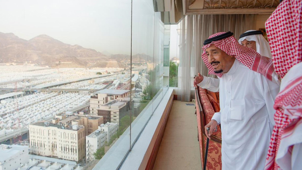 الملك سلمان يشرف على الخدمات المقدمة للحجاج في منى (صور)